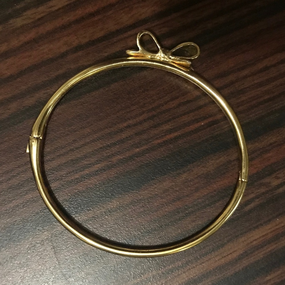 gold bracelett